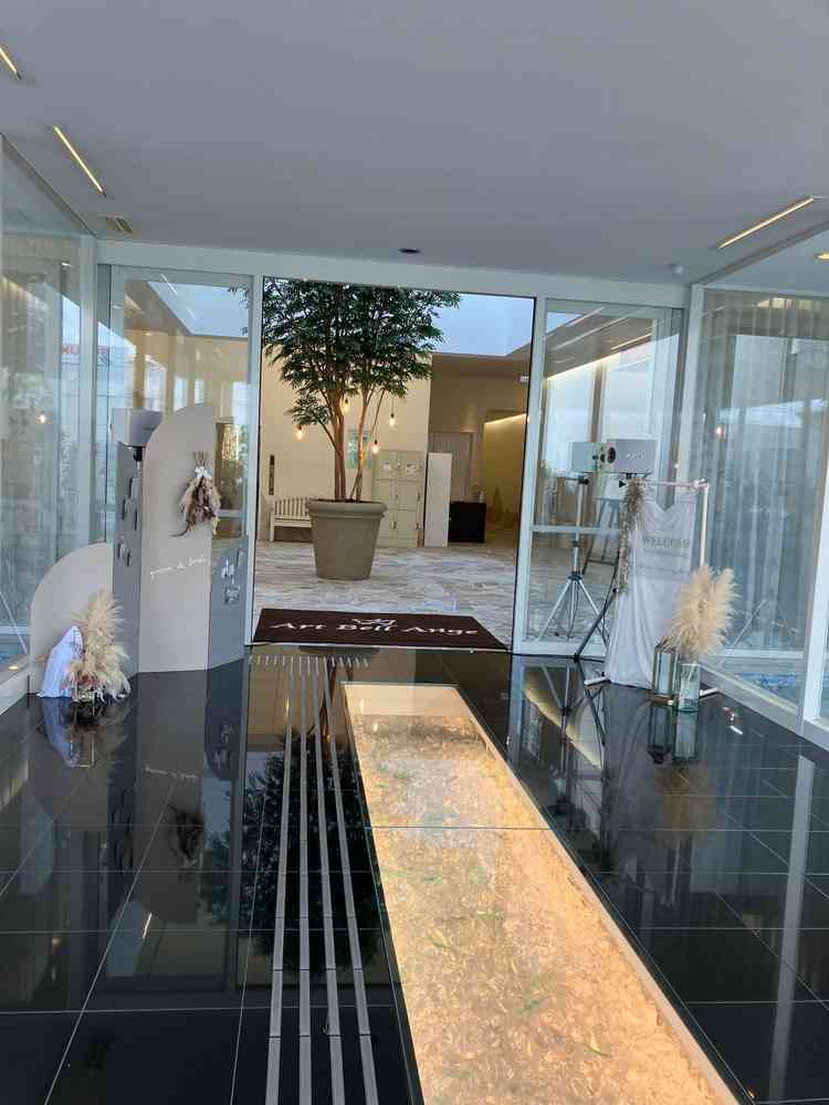 ロビーへの入り口です。床にガラス張りの綺麗に飾られた通り道があり幻想的でした。