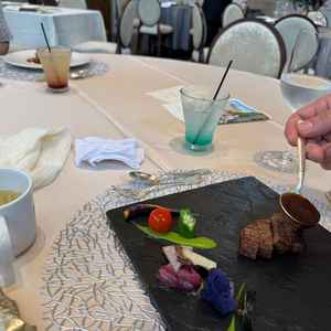 牛肉のグリルとヒラメのパイ包みを食べました。試食なのに、ソースをテーブルまでかけにきてくれました。