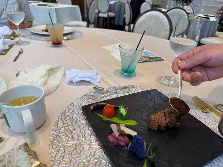 牛肉のグリルとヒラメのパイ包みを食べました。試食なのに、ソースをテーブルまでかけにきてくれました。