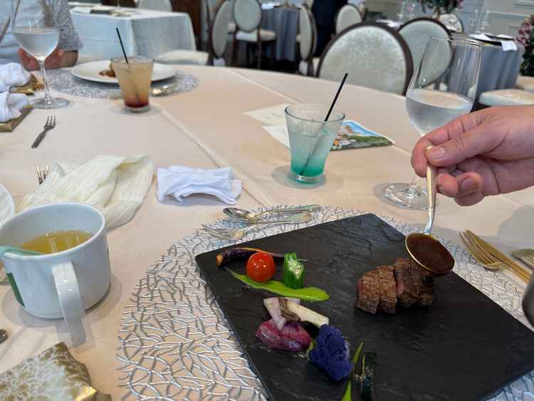 牛肉のグリルとヒラメのパイ包みを食べました。試食なのに、ソースをテーブルまでかけにきてくれました。