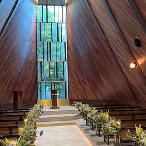 木目調のチャペル。よくある木目調よりもやや暗めで暖かい雰囲気が素敵でした。