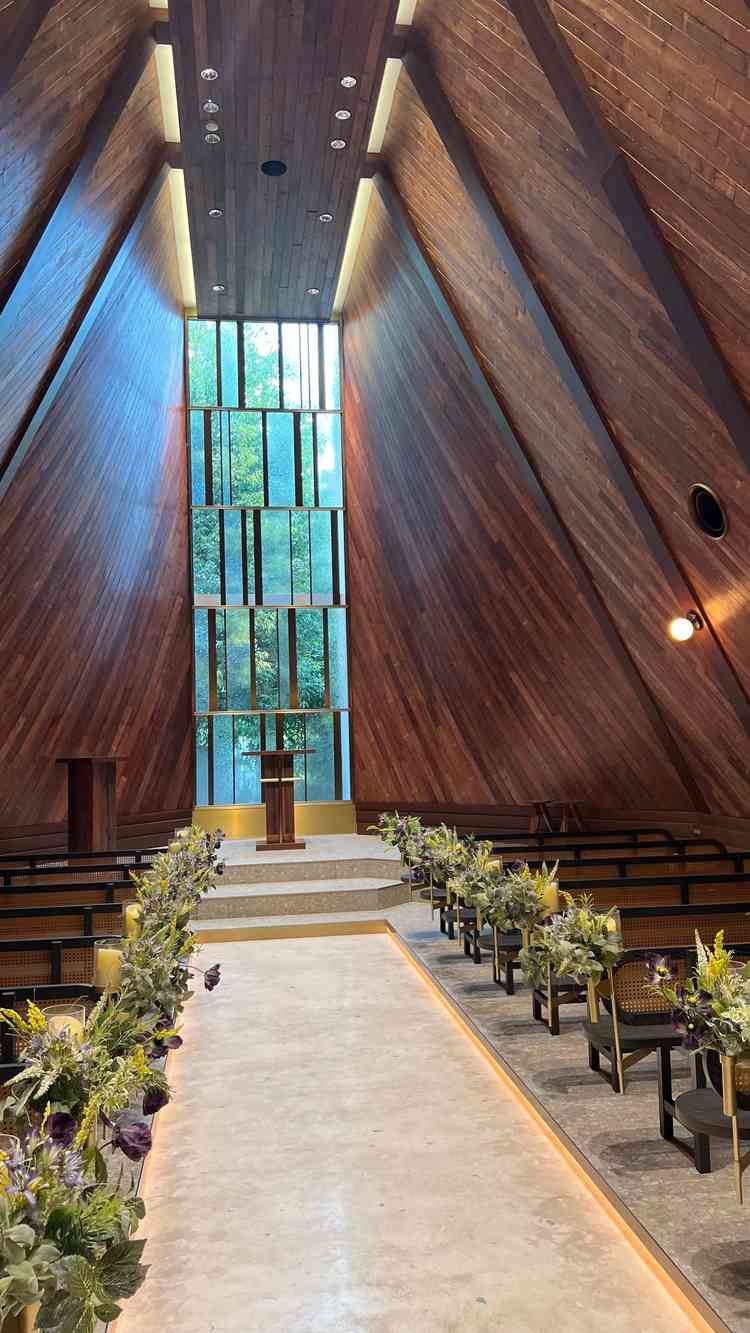 木目調のチャペル。よくある木目調よりもやや暗めで暖かい雰囲気が素敵でした。