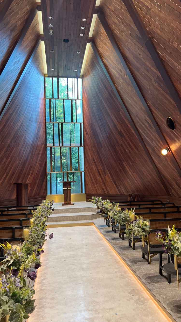 木目調のチャペル。よくある木目調よりもやや暗めで暖かい雰囲気が素敵でした。