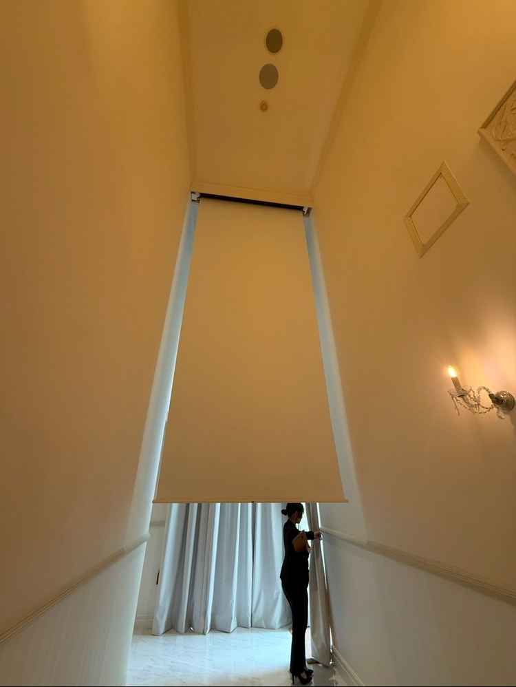 入場前の映像は流せるけど、参列者さんがチャペルに入って座る前に廊下のところ？で全員で立ち見する感じ。