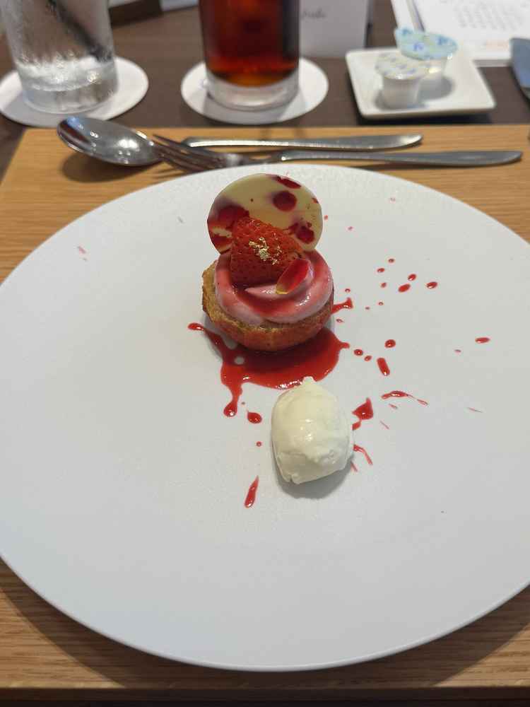 試食させていただいたデザートです。味も甘すぎなかったので2人とも好印象でした。