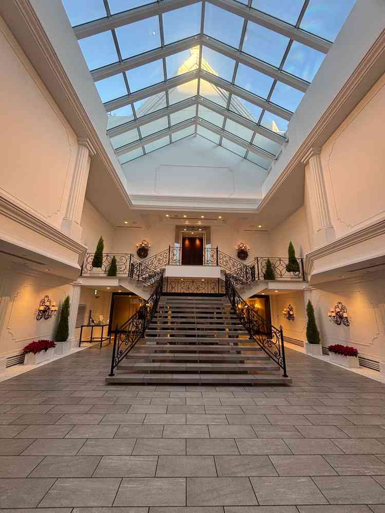 チャペルを出たあとの大階段