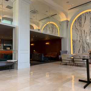 受付、エントランス。プラチナ通りに面した明るい空間。奥にはウェルカムバーもあり待合も楽しめそうです。