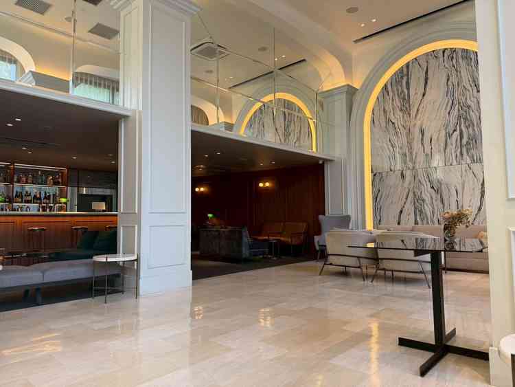 受付、エントランス。プラチナ通りに面した明るい空間。奥にはウェルカムバーもあり待合も楽しめそうです。