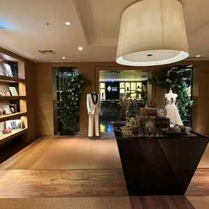 ホテル入ってすぐの場所。インテリアもかわいかった。奥には専門のお花屋さんがある。