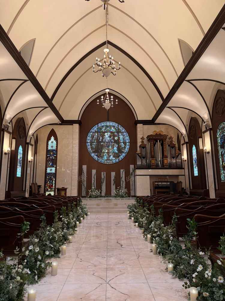 ステンドグラスは現地から取り寄せているそうで豪華で厳格な雰囲気でした