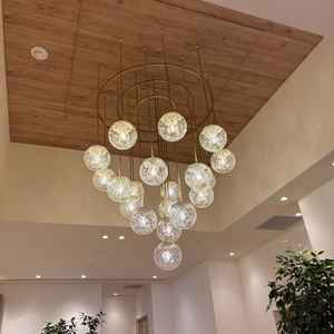 披露宴会場の江戸切子ガラスのシャンデリアです。大ぶりライトがとてもかっこよかったです。