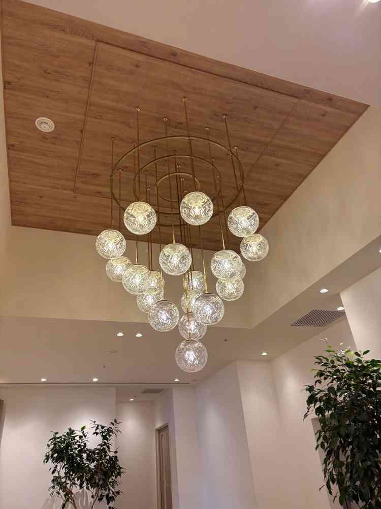 披露宴会場の江戸切子ガラスのシャンデリアです。大ぶりライトがとてもかっこよかったです。