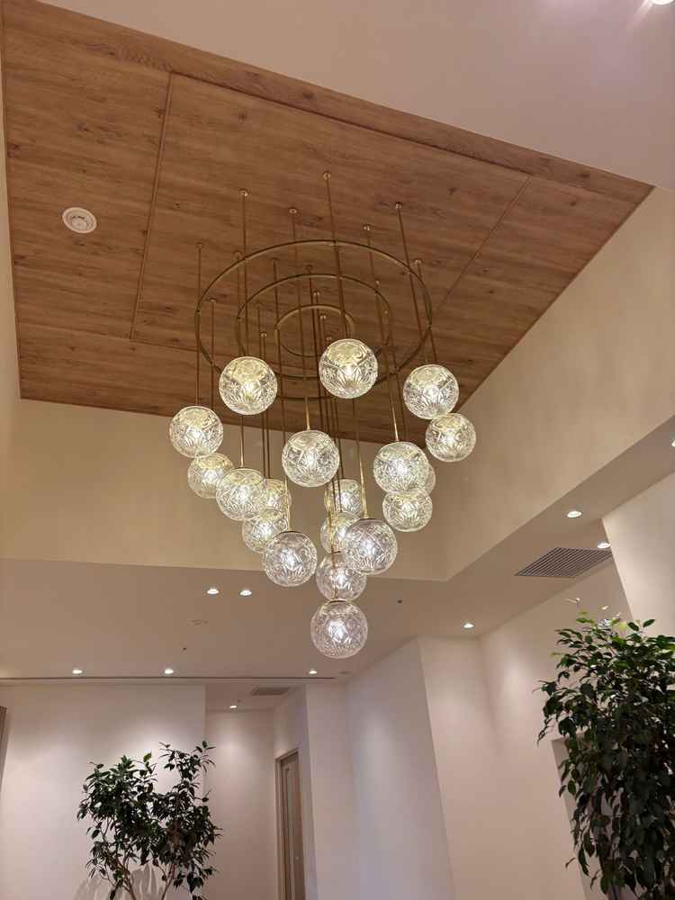 披露宴会場の江戸切子ガラスのシャンデリアです。大ぶりライトがとてもかっこよかったです。