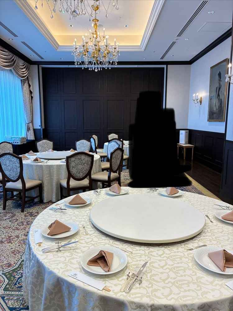 挙式後に行う食事会場の写真。床や扉の色がシックで落ち着いた雰囲気。