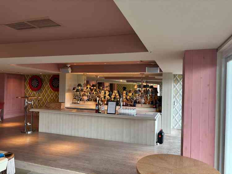 友人達が式が始まるまでに過ごすスペース。フリードリンクやちょっとした軽食が出されるそう。