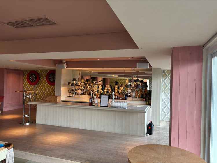 友人達が式が始まるまでに過ごすスペース。フリードリンクやちょっとした軽食が出されるそう。