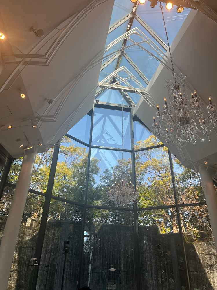 光がたくさん差し込む、明るく開放的なチャペル。