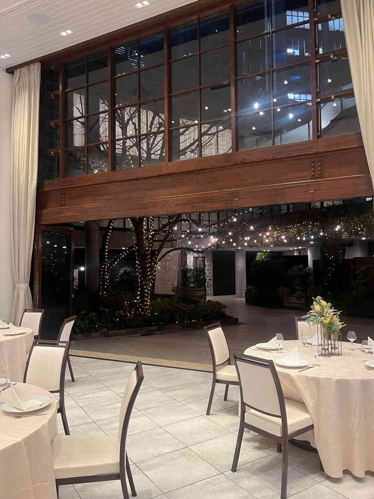 ガーデン付き披露宴会場の写真です。贅沢なスペースの使い方だと感じました。