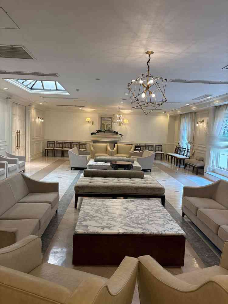 2階にあるロビー。チャペルも2階にある。このロビーも自由に写真を置いたり映像を流したりできる。