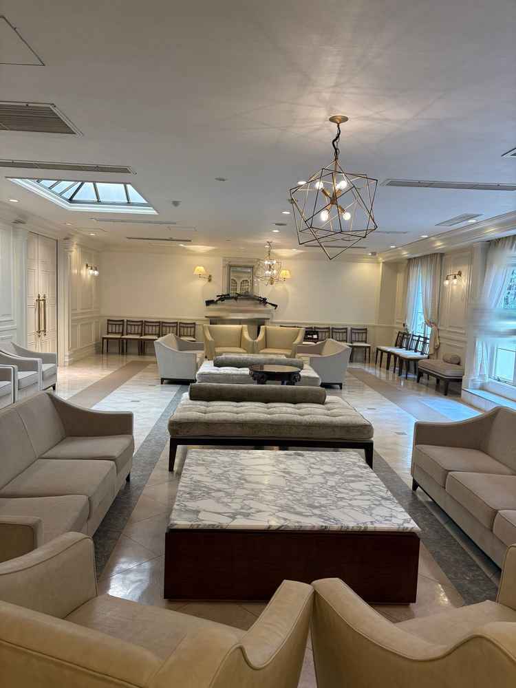 2階にあるロビー。チャペルも2階にある。このロビーも自由に写真を置いたり映像を流したりできる。