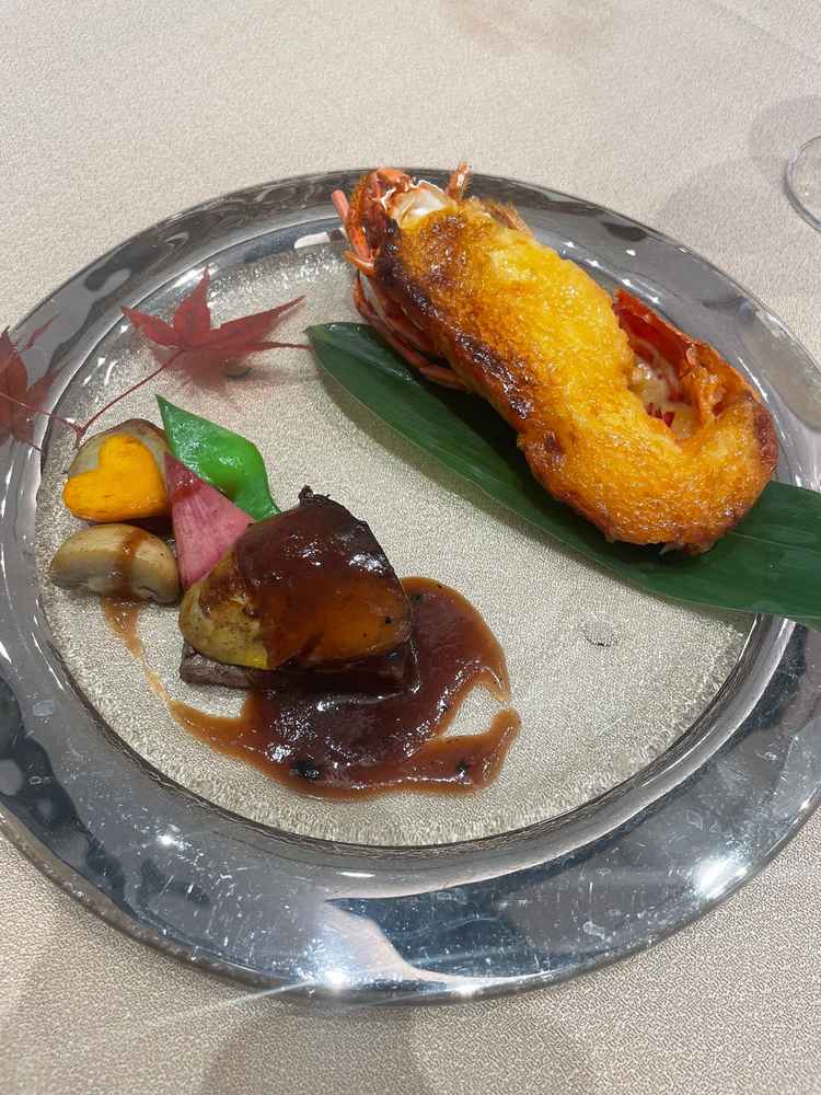 メイン料理。フォアグラが贅沢で美味しい