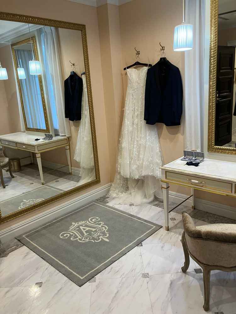 新郎新婦のブライズルーム。カーテンで仕切ってあり、カーテン越しに会話しながらお支度ができるようです。