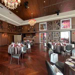 1件目の披露宴会場の見学。ブラウン基調で落ち着いていてよかった。