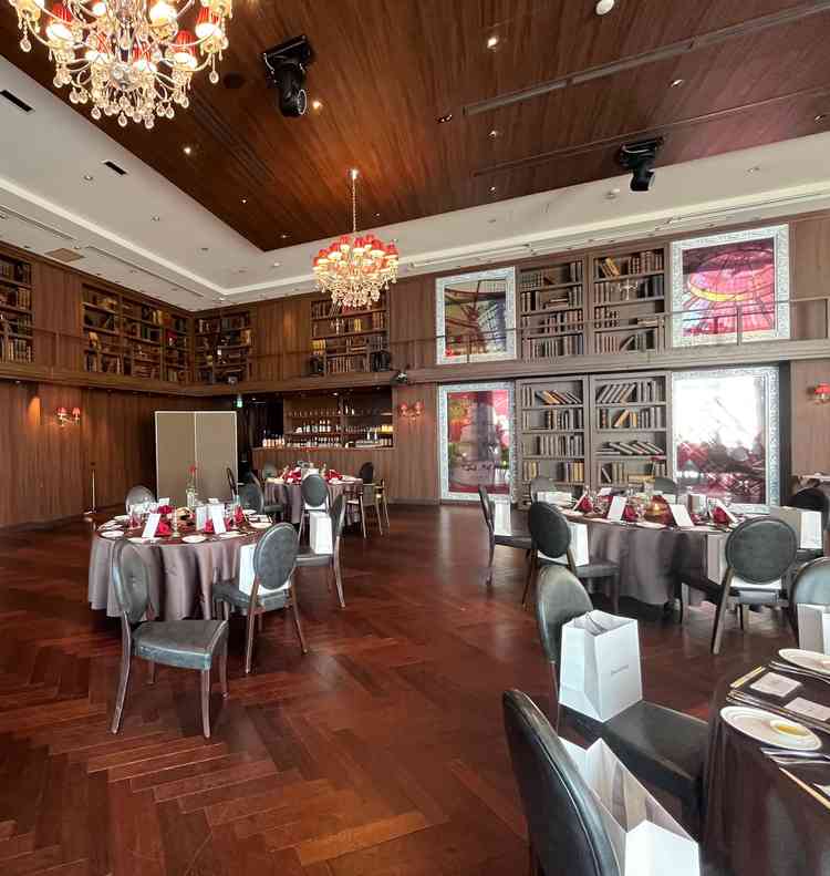 1件目の披露宴会場の見学。ブラウン基調で落ち着いていてよかった。