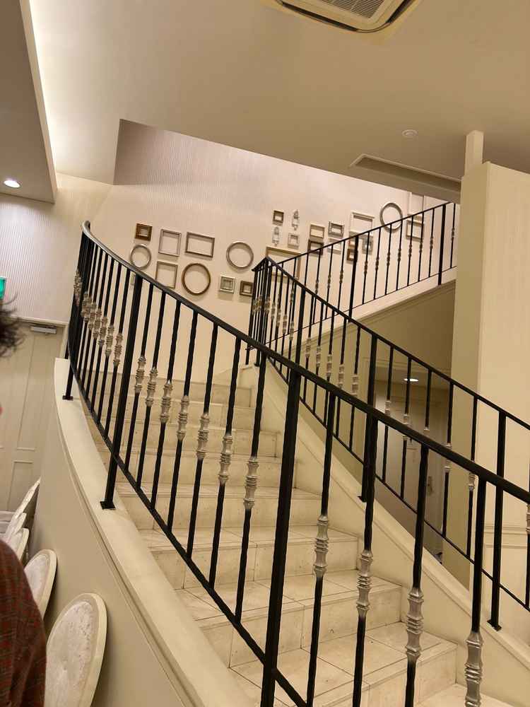 披露宴会場までの階段の写真