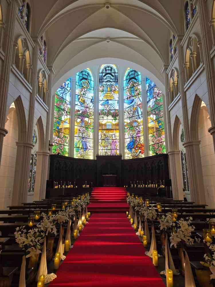 一番の売りである大聖堂。赤いバージンロードも荘厳で美しく映えます。