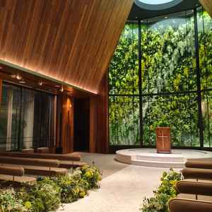 木目調のチャペルで、改装からまだ新しく、綺麗なチャペルでした。光の演出もあり、オリジナルを感じました