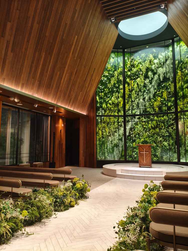 木目調のチャペルで、改装からまだ新しく、綺麗なチャペルでした。光の演出もあり、オリジナルを感じました