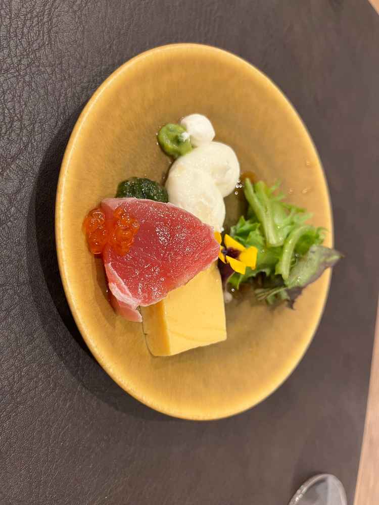 試食。食べたら完成する寿司。