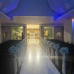 退場の際に、扉が開くと同時にカーテンも引き上げられ、光の差し込み方が結婚の先の未来を感じられました。