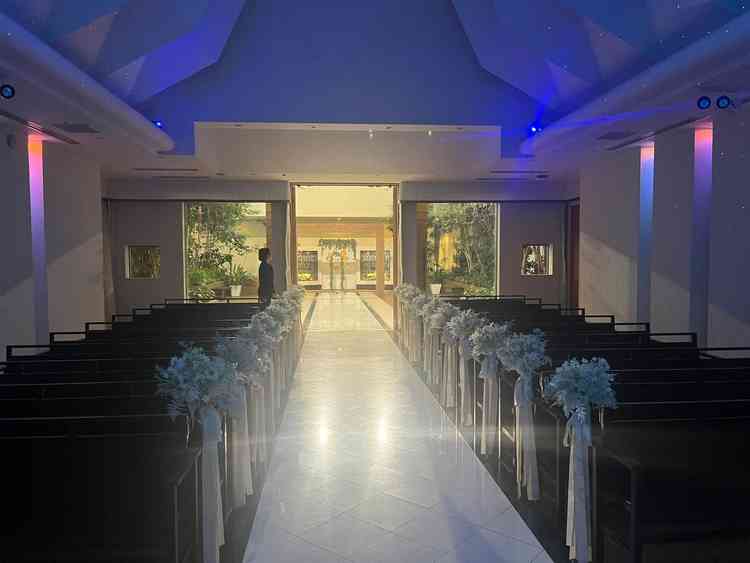 退場の際に、扉が開くと同時にカーテンも引き上げられ、光の差し込み方が結婚の先の未来を感じられました。