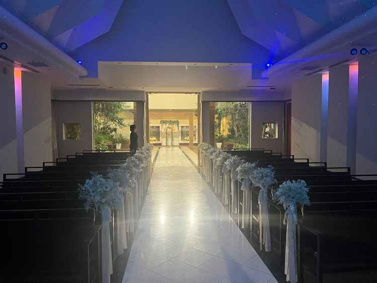 退場の際に、扉が開くと同時にカーテンも引き上げられ、光の差し込み方が結婚の先の未来を感じられました。