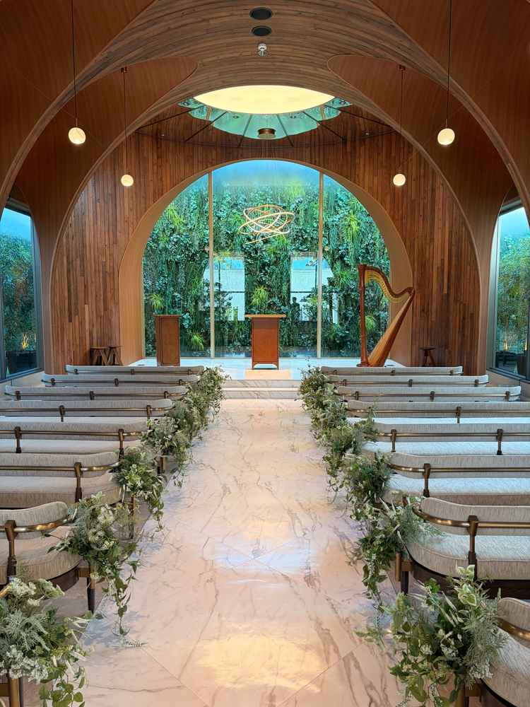 挙式会場です。新しいこともありとても綺麗でした。また、匂いも焚いているそうです。