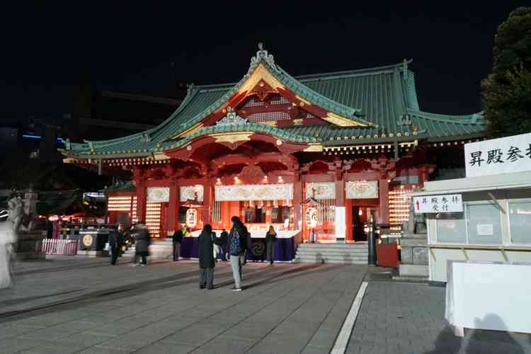 夜の本殿の写真