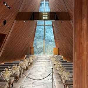 チャペル内装。木が素敵だった。