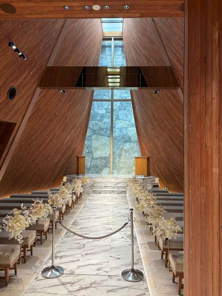 チャペル内装。木が素敵だった。