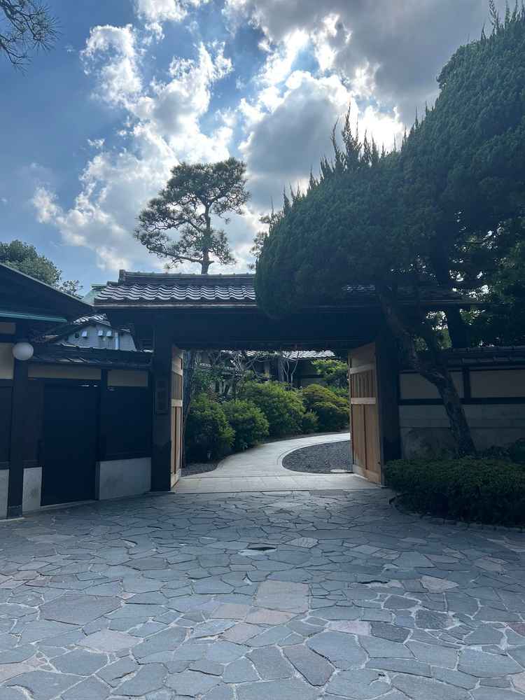 結婚式場には見えない綺麗な門構えで渋い！