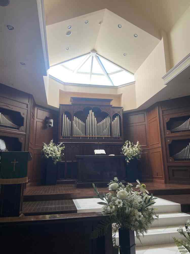 チャペルは自然光も入り、白と木目のコントラスとが素敵です。