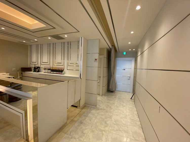 少人数披露宴用に、クリスタルルームの準備も可能とのこと．挙式会場のすぐ横でアクセス良い。手洗いあり。