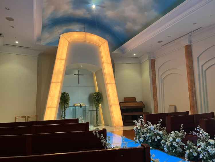 チャペル。完全室内なため、全天候型。天井には青空が広がっている。当日バージンロードの色を選べるそう。