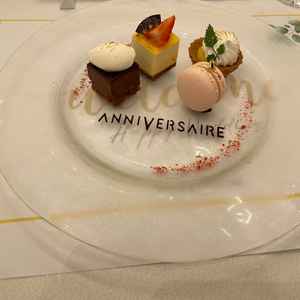 魚とお肉料理は2人でそれぞれ1品でしたが、デザートはプチケーキ4個ずつ(8種類)でおいしかったです