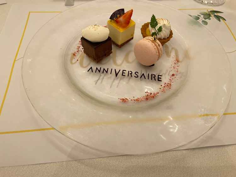 魚とお肉料理は2人でそれぞれ1品でしたが、デザートはプチケーキ4個ずつ(8種類)でおいしかったです