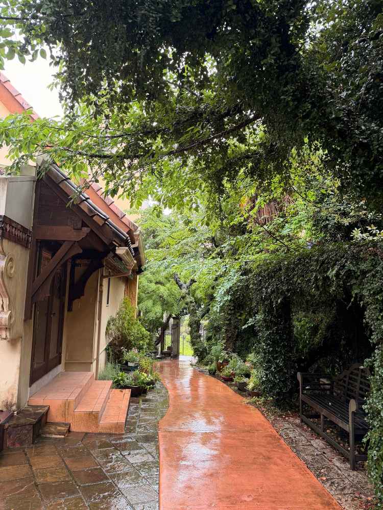 見学日は雨でしたが建物の外に植物がたくさんあってここではガーデンシャワーなどができるそうです。