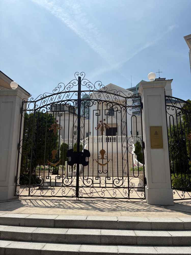 外観からの写真ですが大きな階段が海外の式場のような雰囲気で素敵でした。