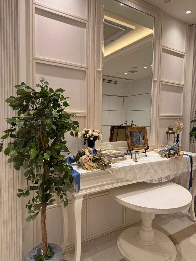 白を基調とした上品なスペースで、自由に装飾を変えられます。自分たちらしさを出せるのが魅力的でした。