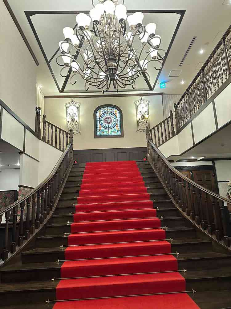 大階段でフラワーシャワーも可能とのことでした、